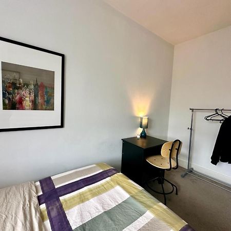 Whitechapel Station Rooms Londres Extérieur photo