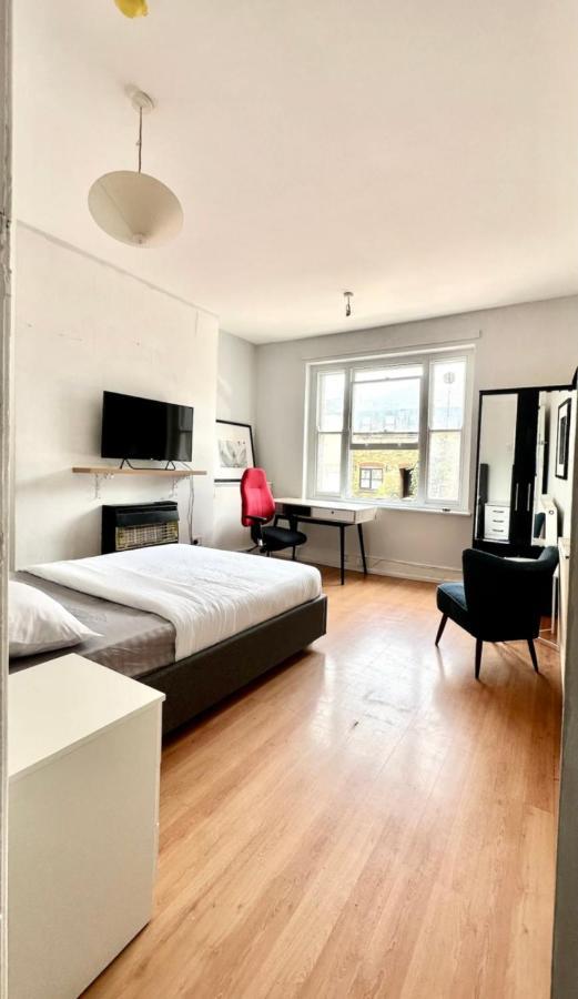 Whitechapel Station Rooms Londres Extérieur photo