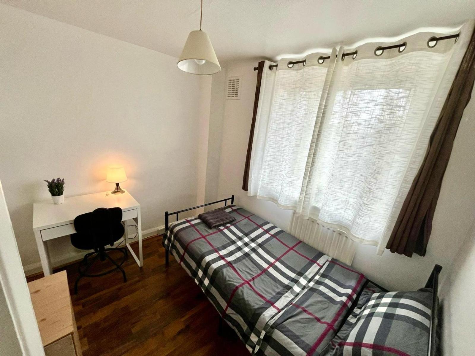 Whitechapel Station Rooms Londres Extérieur photo