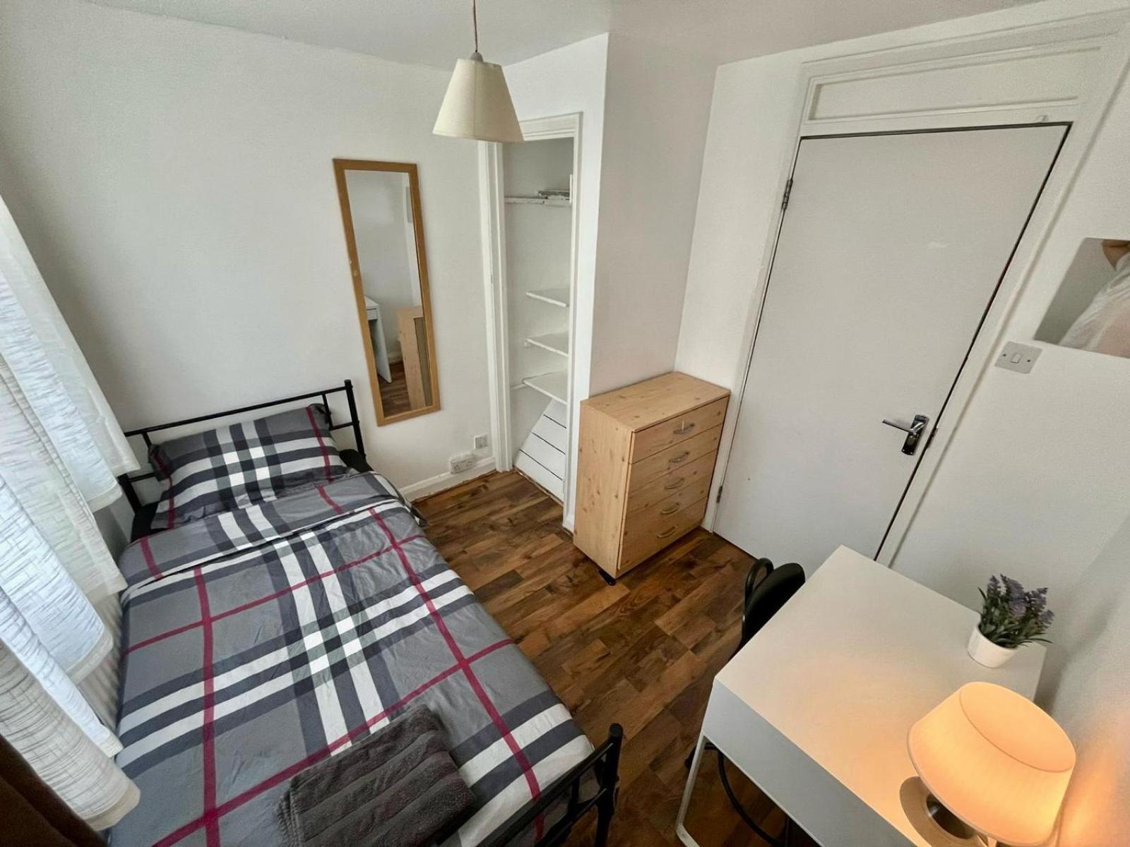 Whitechapel Station Rooms Londres Extérieur photo