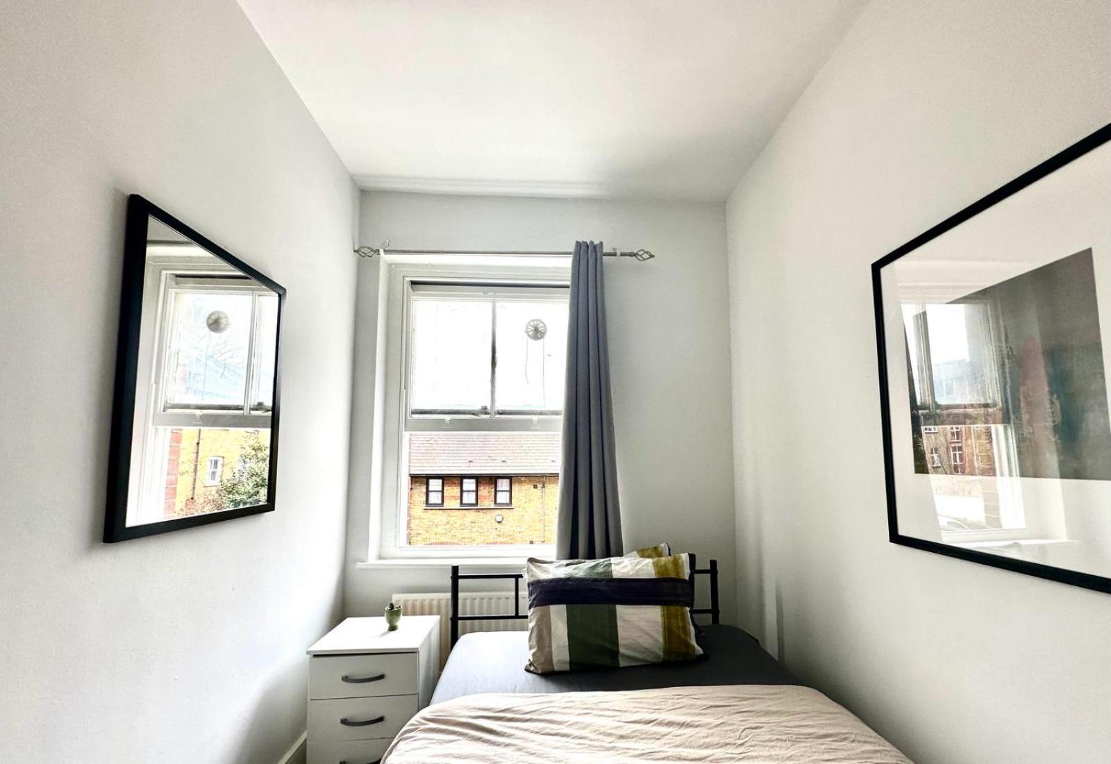 Whitechapel Station Rooms Londres Extérieur photo